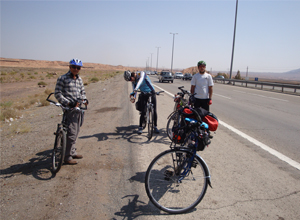 گردشگران دوچرخه سوار مسیر تهران-قم را رکاب زدند